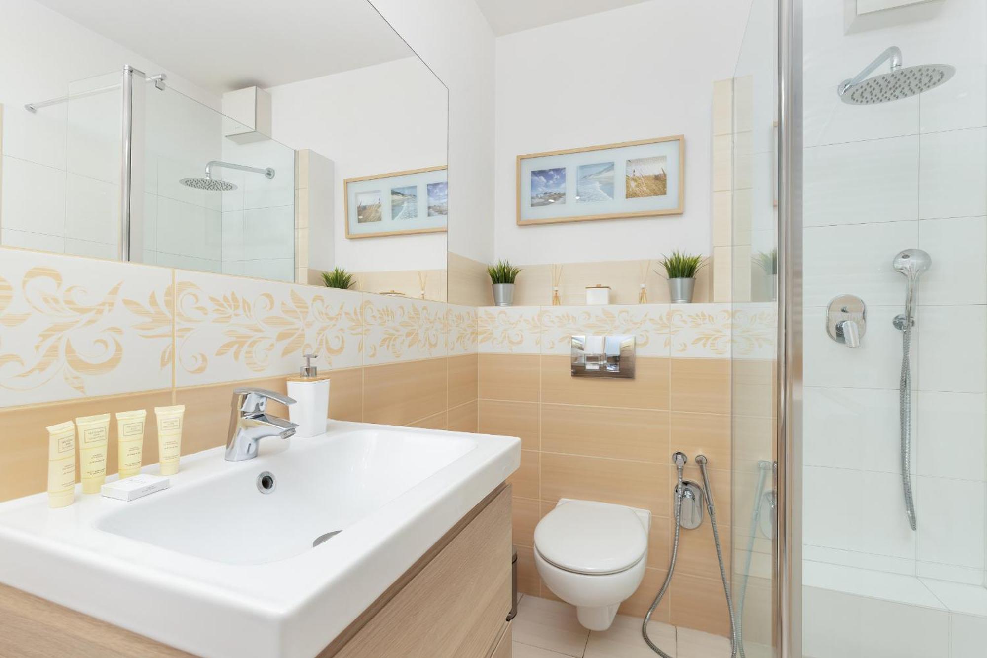 Jasny & Przestronny Apartament Z Balkonem I Parkingiem By Rent Like Home กดิเนีย ภายนอก รูปภาพ